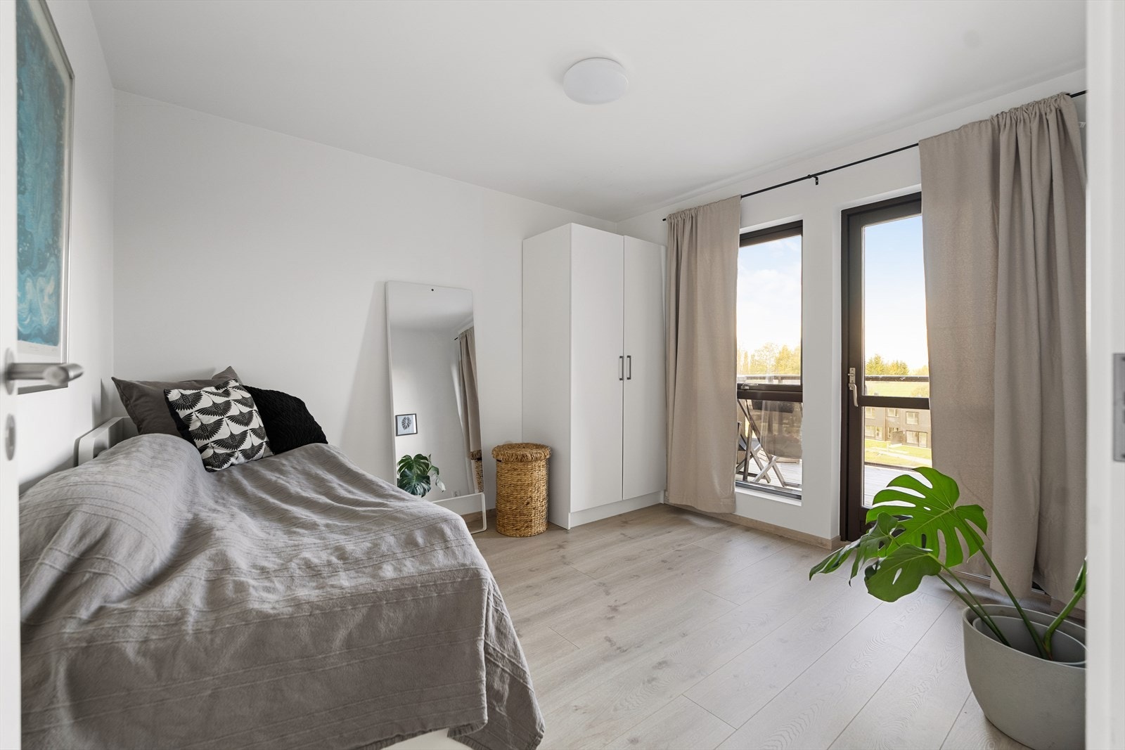 Soverom 2 i andre etasje med utgang til balkong. Galleribilde