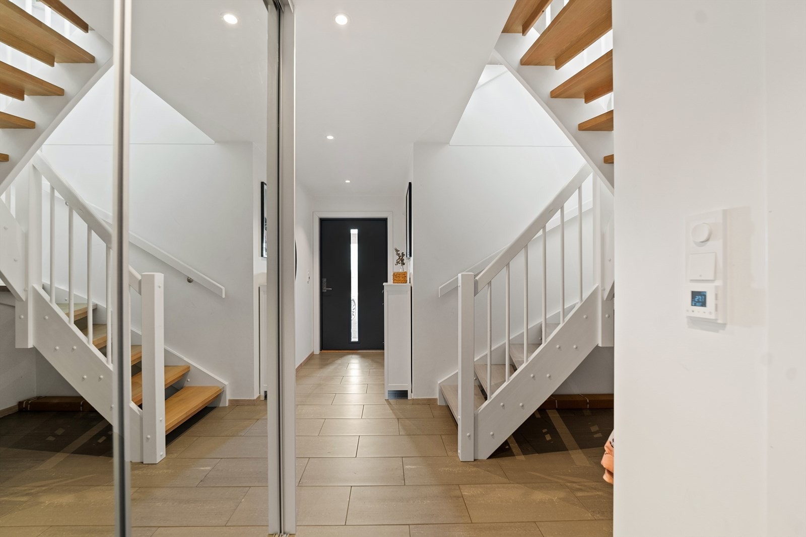 Rommet er oppgradert med speil garderobeløsning som gir et ryddig førsteinntrykk. Galleribilde