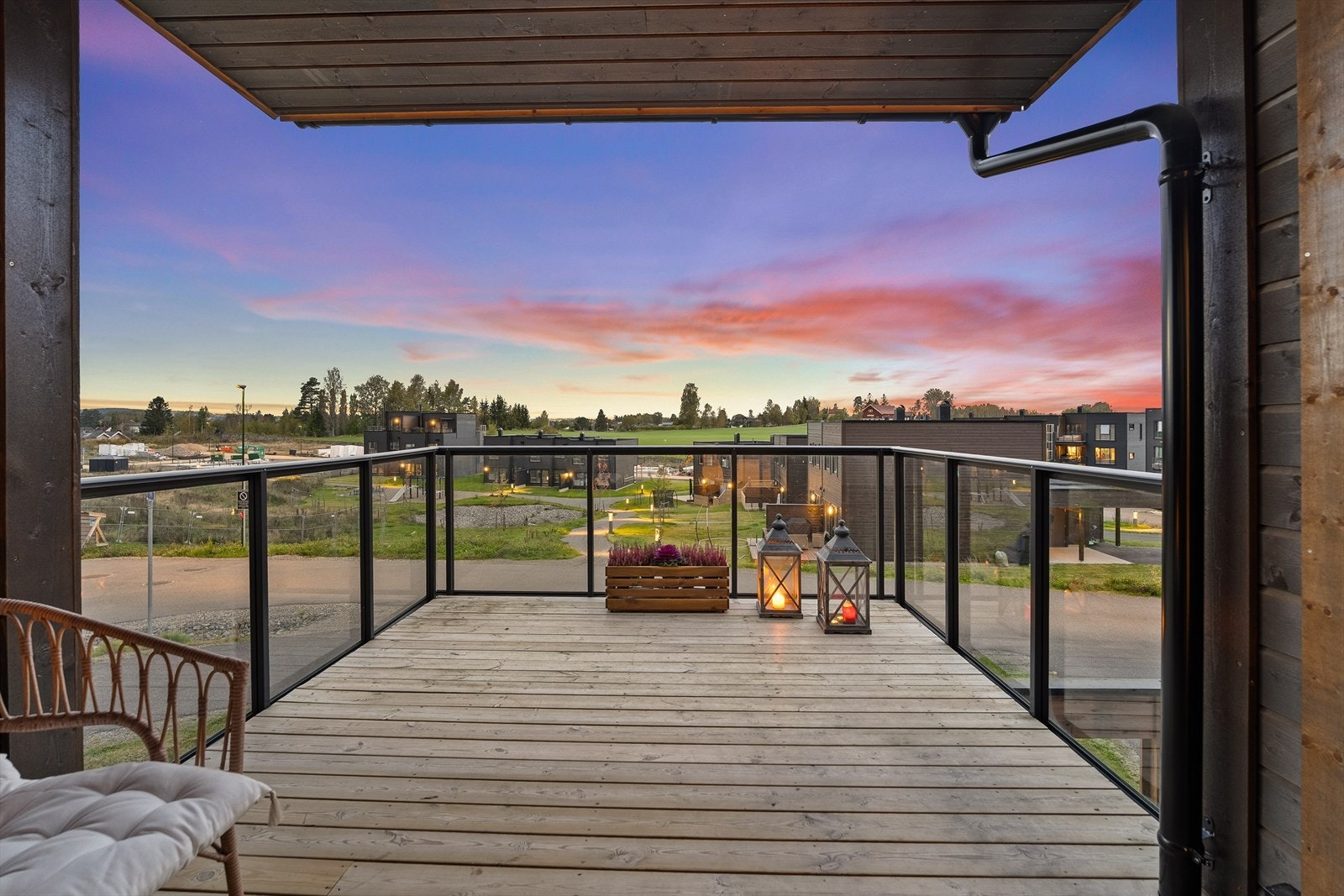 Fra stuen i første etasje har du direkte utgang til en nordvestvendt balkong på ca. 12m2 Galleribilde