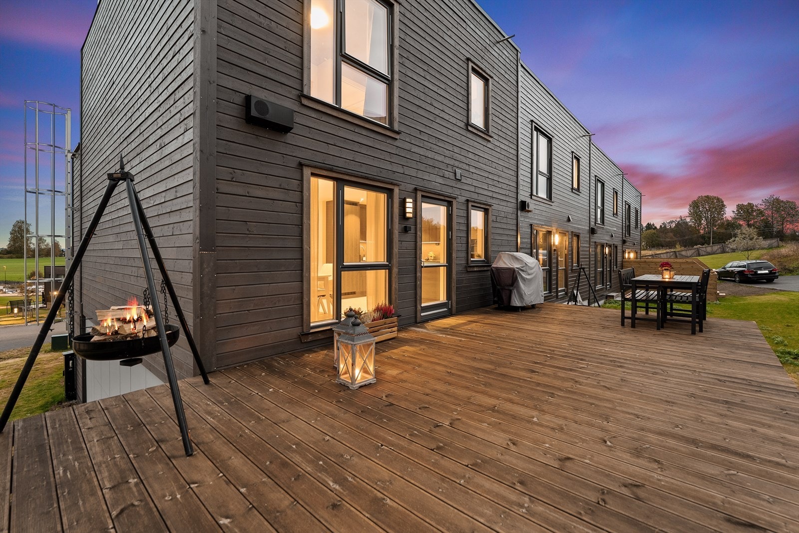 Romslig platting med plass til utemøbler, grill og diverse. Galleribilde