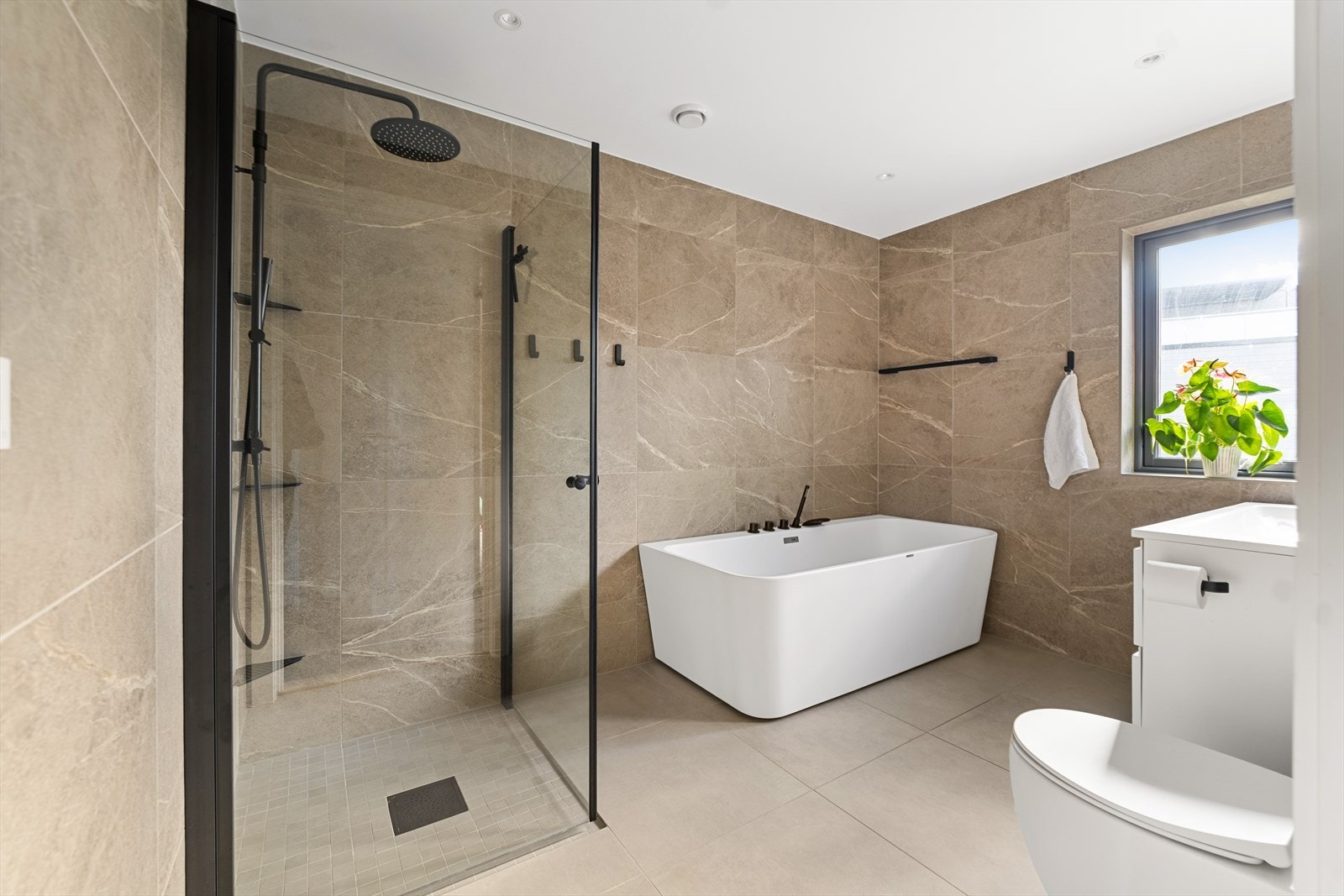 Hovedbadet i 2. etasje er utstyrt med innredning beståtende av servantskap med nedfelt servant, underskuffer og 1-greps blandebatteri. Galleribilde