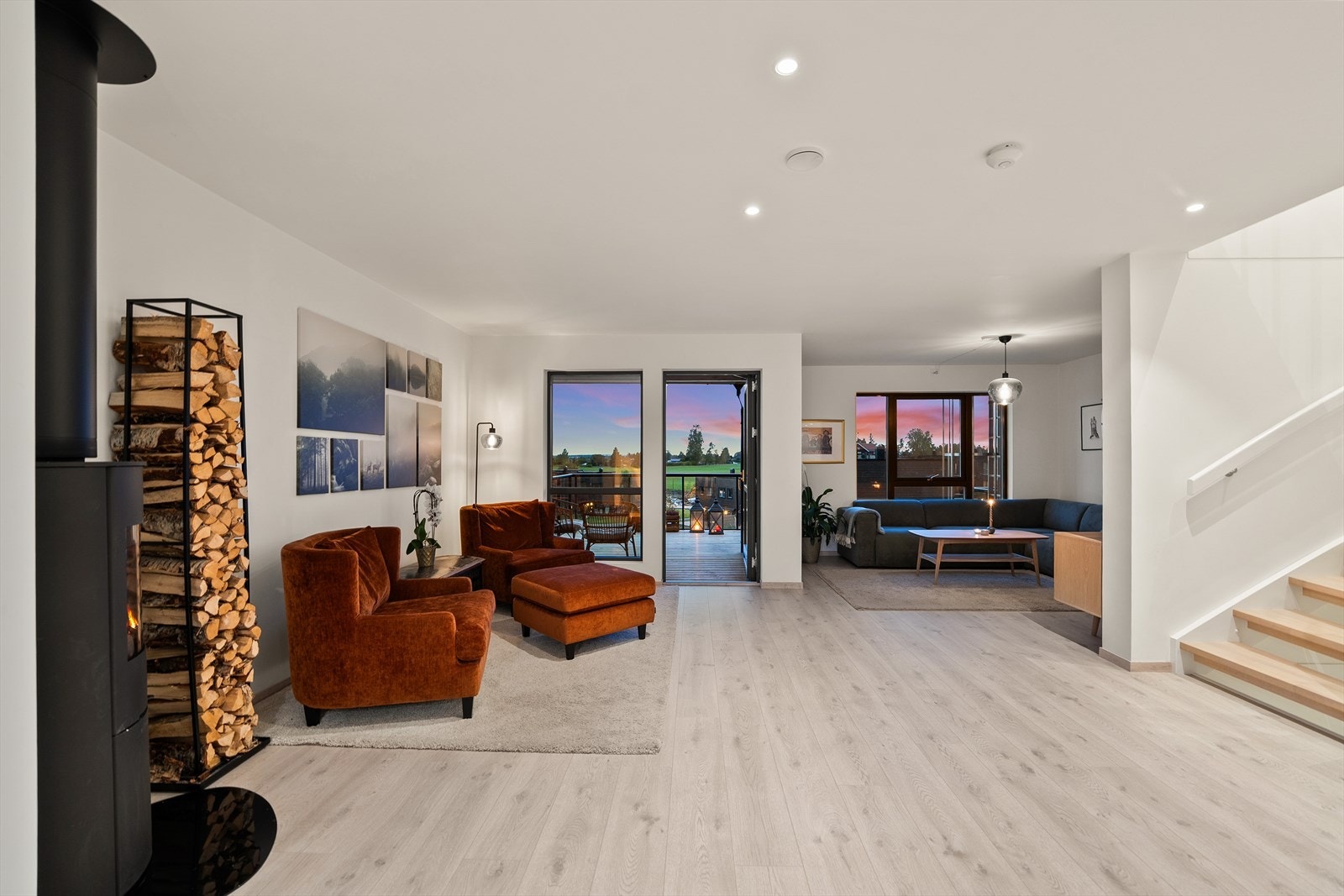 Store vindusflater slipper inn rikelig med lys, og med peisovn får du både varme og hygge. Galleribilde