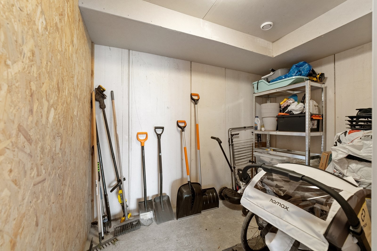 Meget praktisk sportsbod i garasje på ca. 6 kvm. Galleribilde