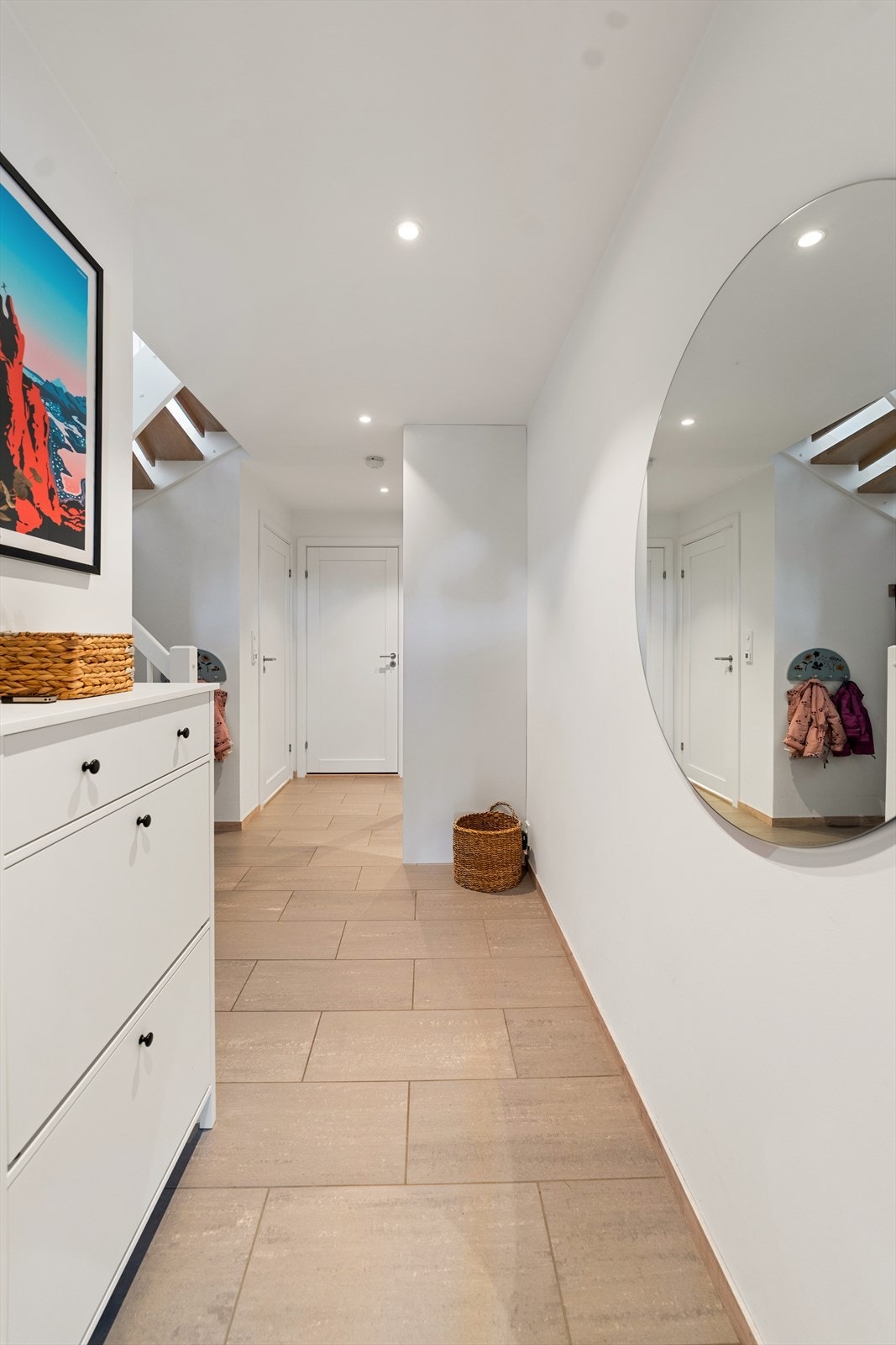 En lys og praktisk entré med god plass til oppbevaring. Her er det elektrisk gulvvarme som sørger for en lun velkomst hele året. Galleribilde