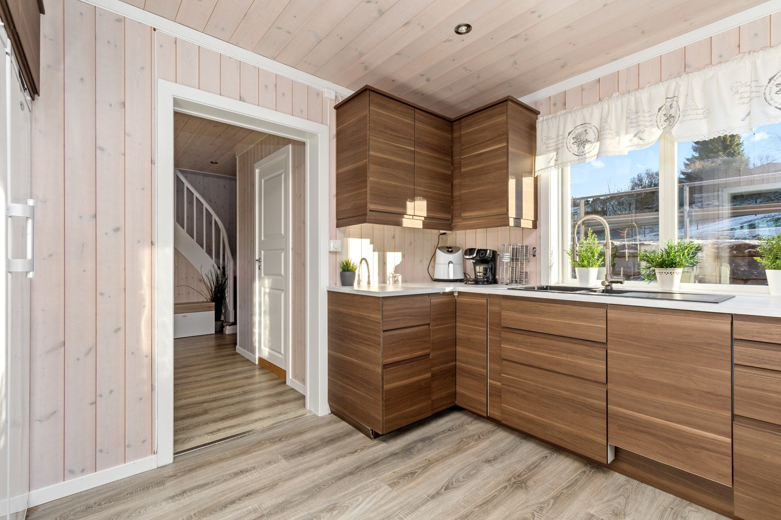 Kjøkkenvask foran vindu Galleribilde