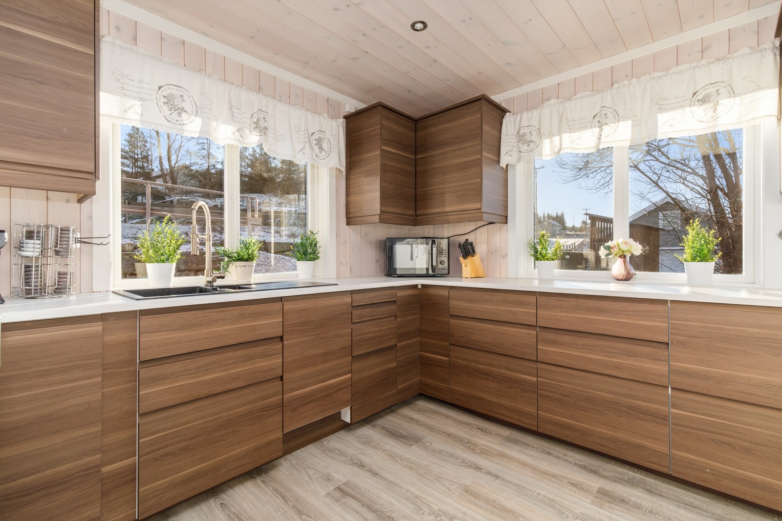 Lys inn fra alle sider Galleribilde