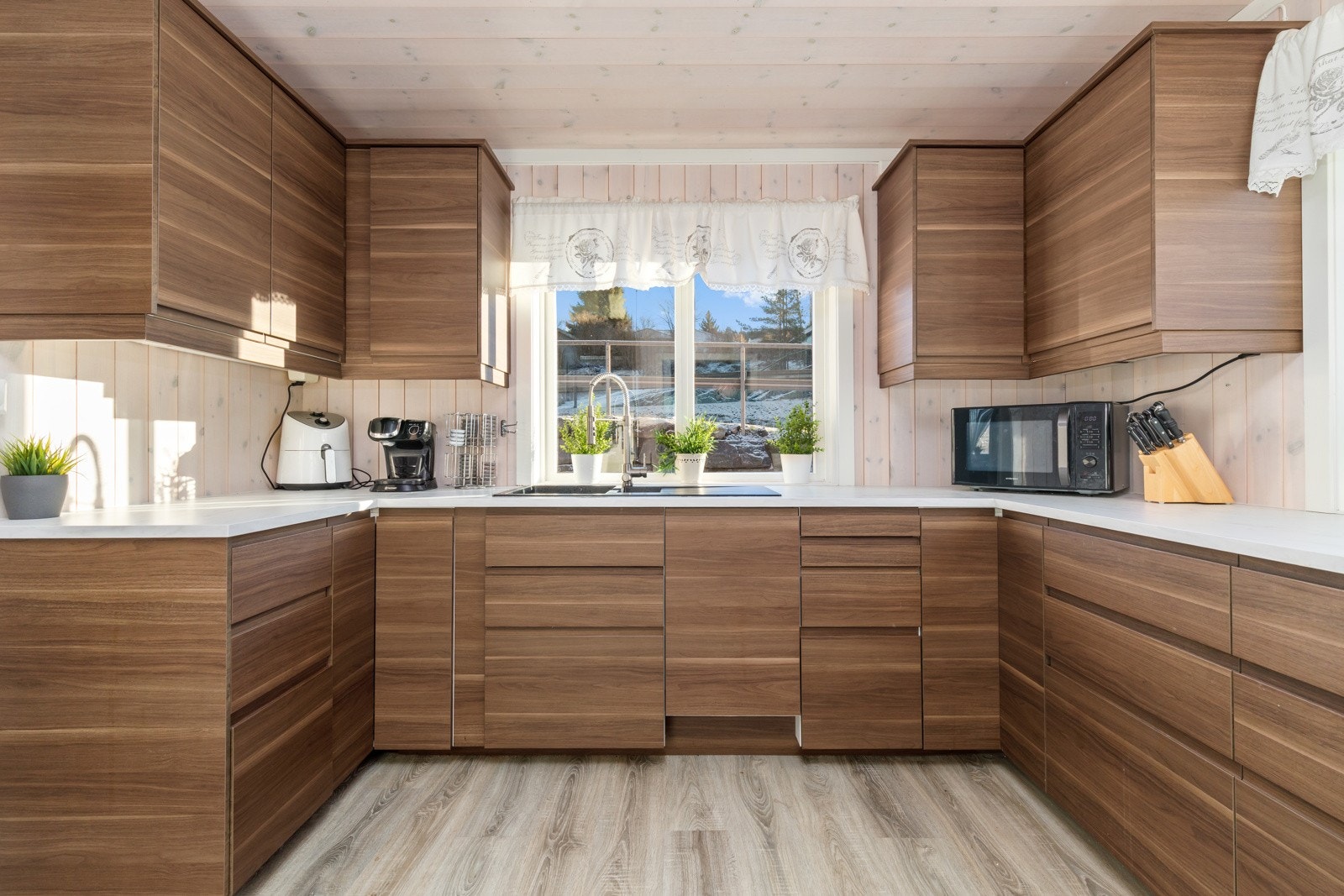 Kjøkkenet har godt med benke- og skapplass Galleribilde