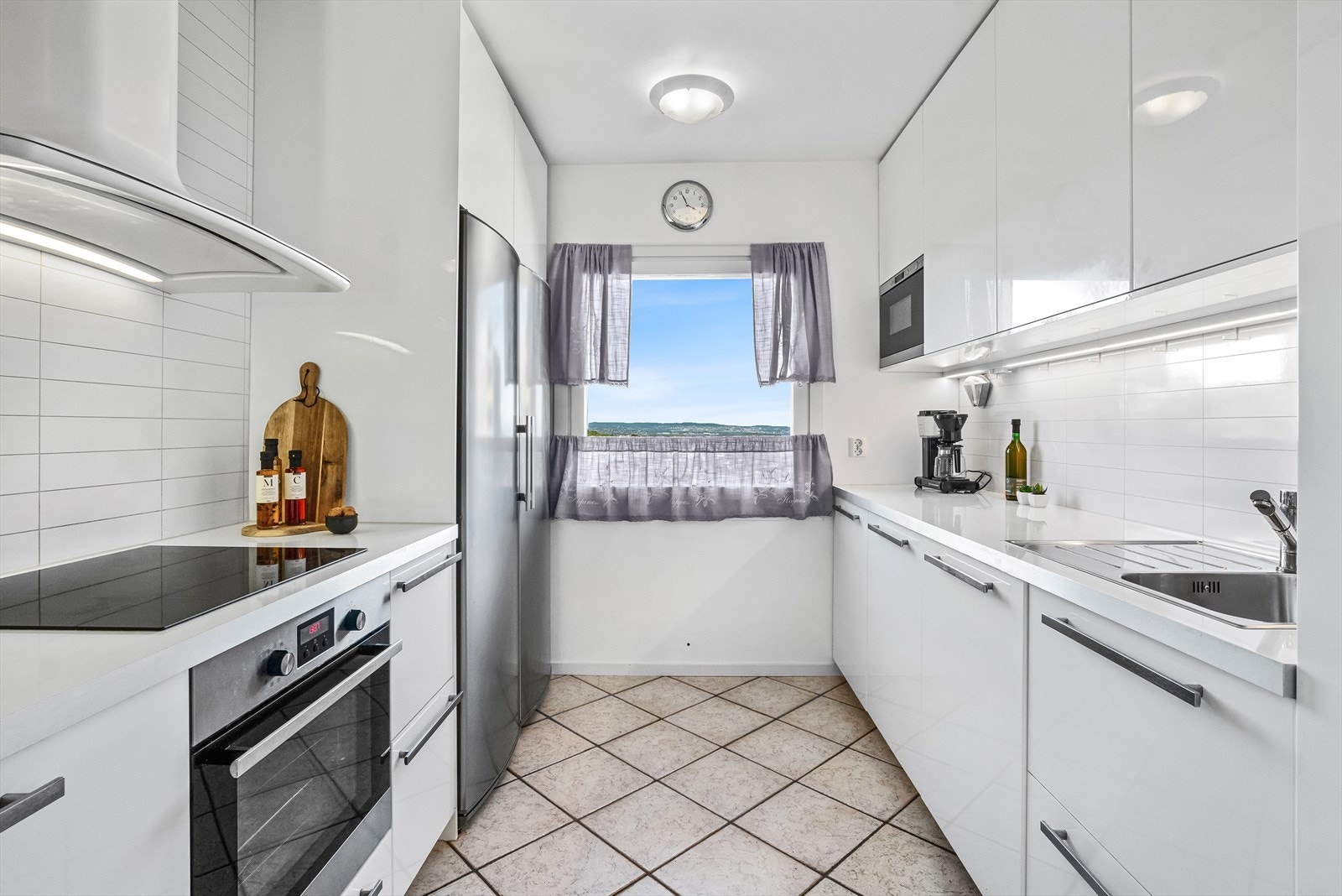 Leiligheten har et pent separat kjøkken med mye skap- og benkeplass. Galleribilde