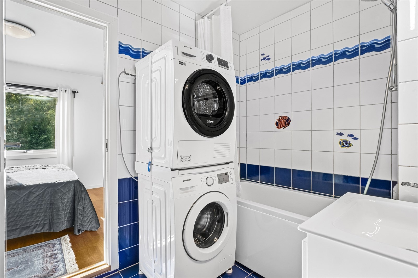 Her er det opplegg og plass til både vaskemaskin og tørketrommel. Galleribilde