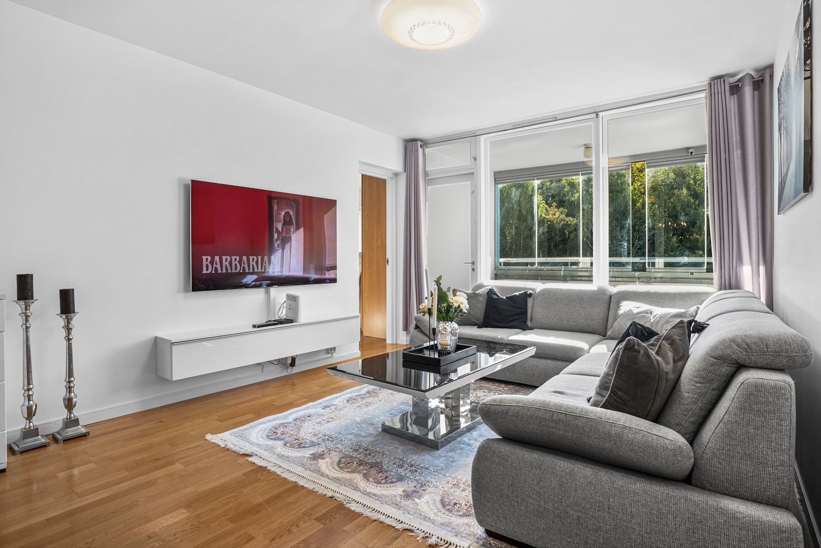 Stuen har store vindusflater som slipper inn rikelig mengder med naturlig lys inn i rommet. Galleribilde