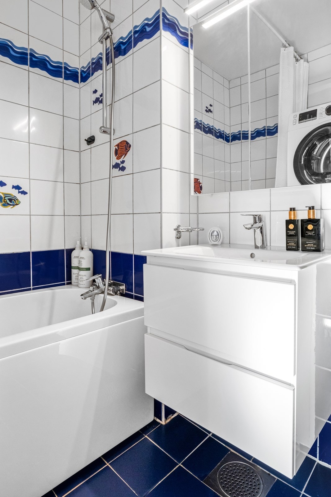 Badet er i følge eier fra 2007/2008 med flislagte vegger og malt himling. Galleribilde