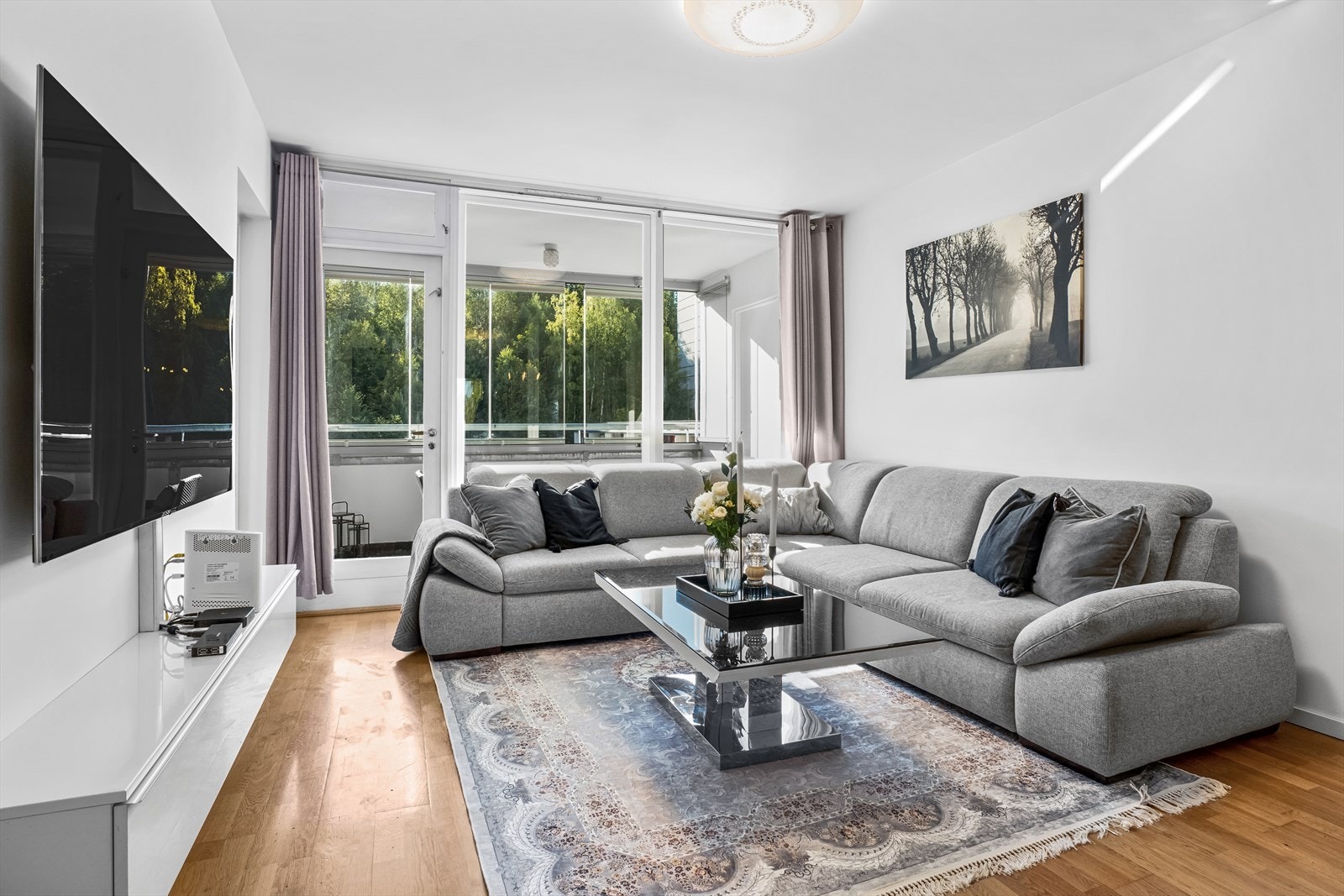 Fra stuen er det direkte adkomst til hovedsoverommet i leiligheten. Galleribilde