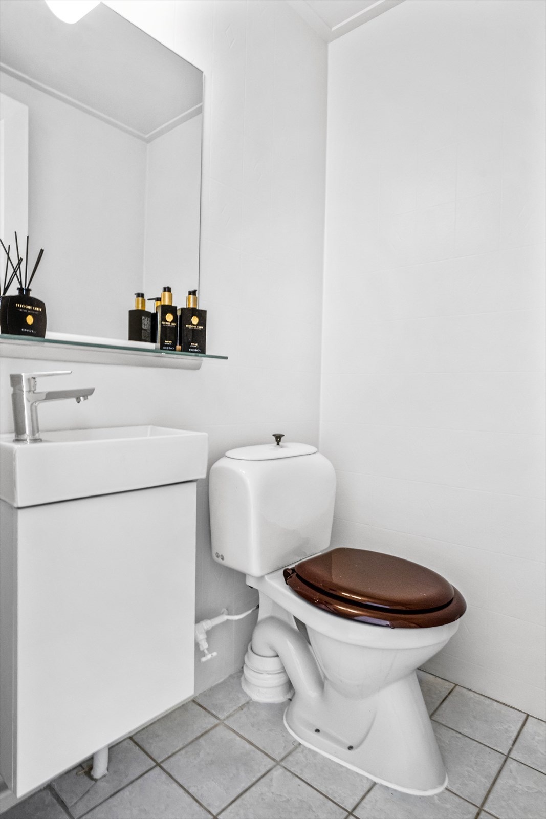 Separat flott toalettrom i tilknytning til entréen. Galleribilde