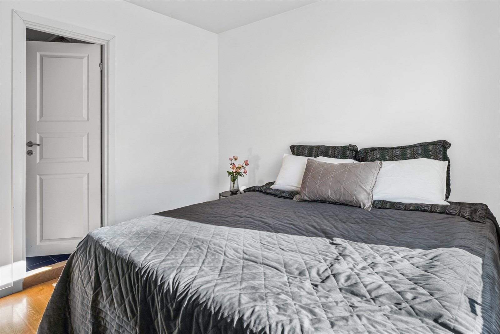 Fra soverommet har man direkte adkomst til leilighetens baderom. Galleribilde