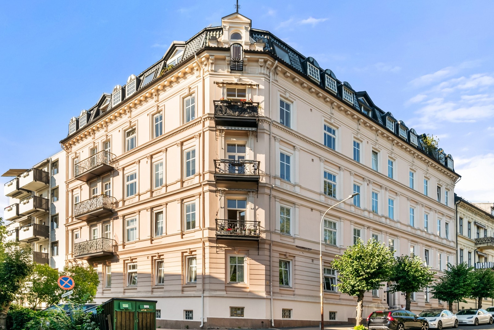 Leiligheten ligger i et meget populært og sentralt boligområdet i den uskrevne grensen mellom Majorstuen og Frogner med tilgang til begge områders fasiliteter. Galleribilde