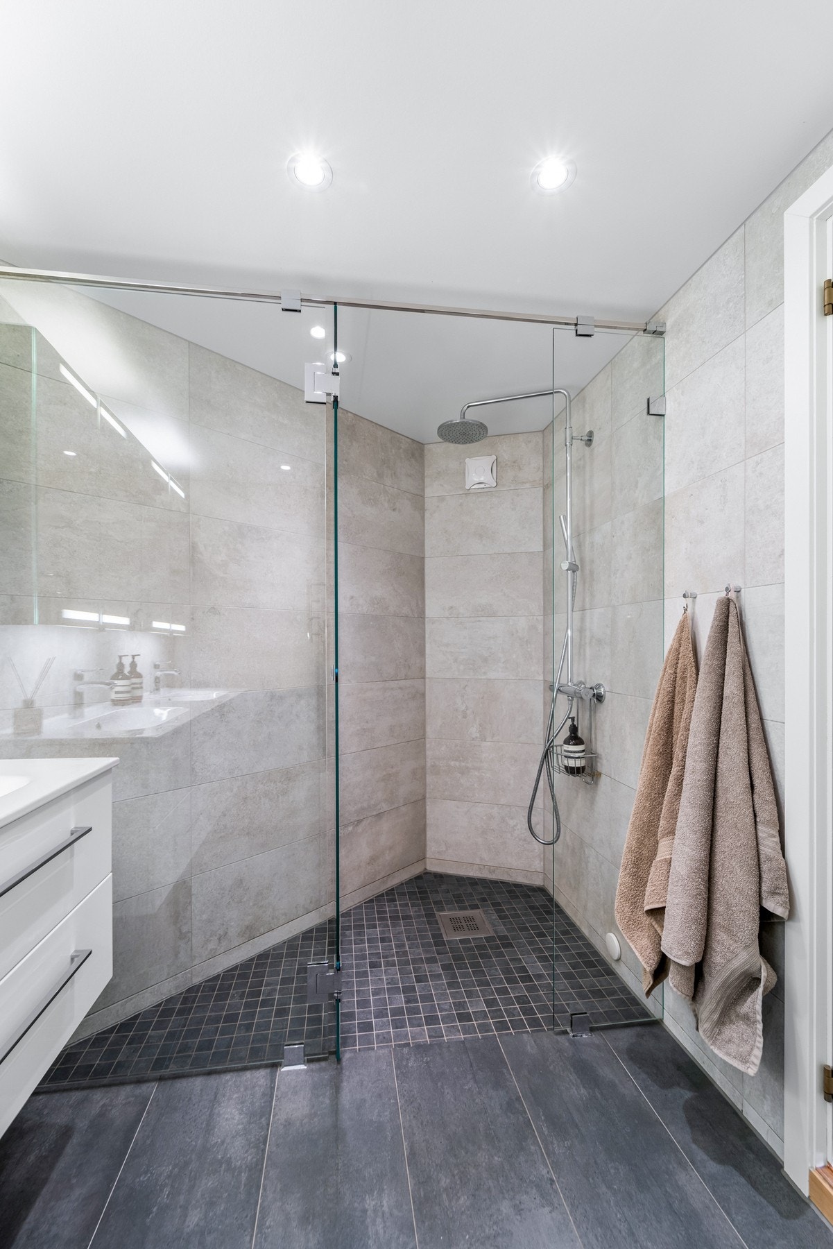 Dusj med herdet glass og doble servanter. Varmekabler i gulvet gir ekstra komfort. Galleribilde