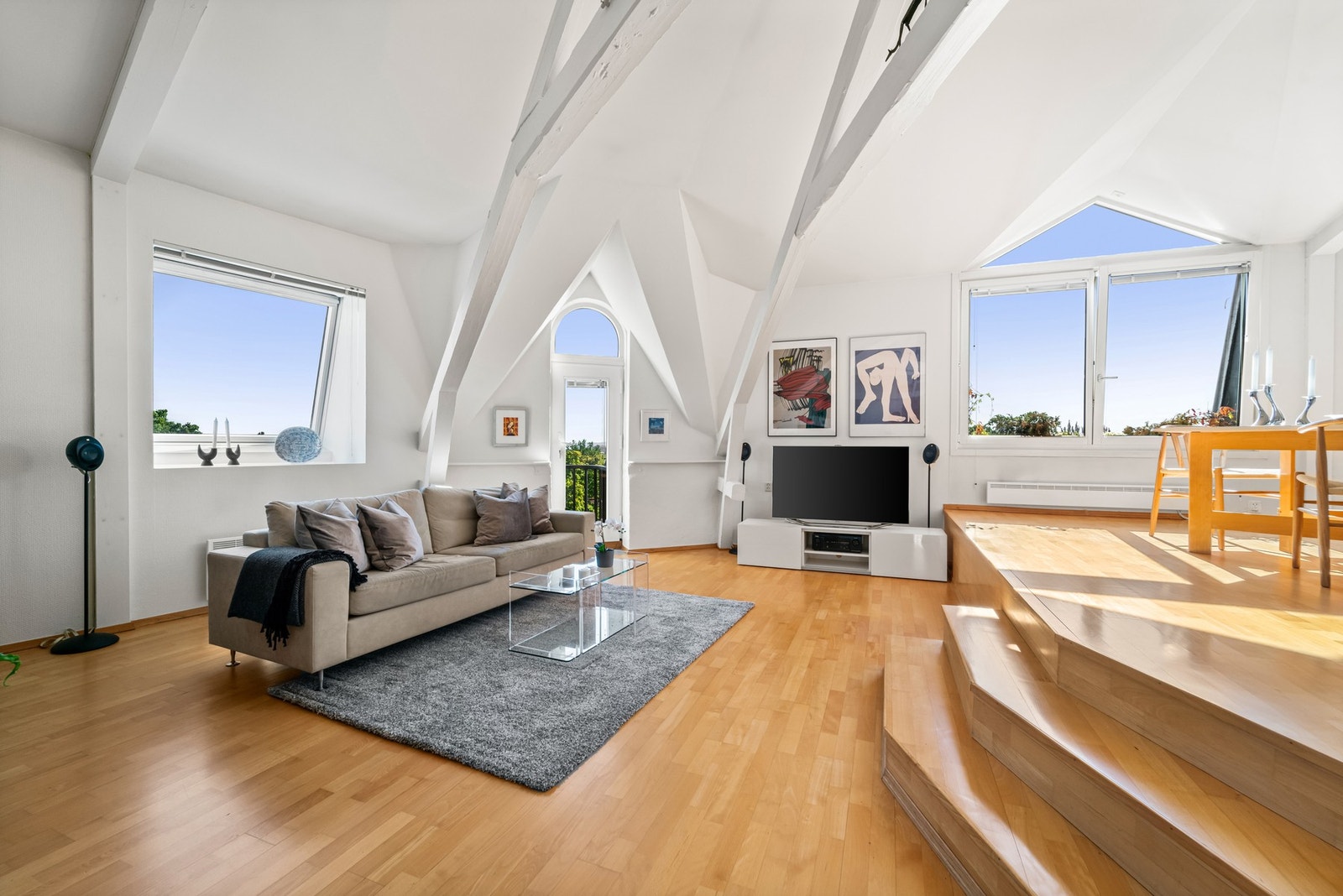 Store vindusflater fra flere retninger sørger for at leiligheten bader i naturlig lysinnslipp. Galleribilde