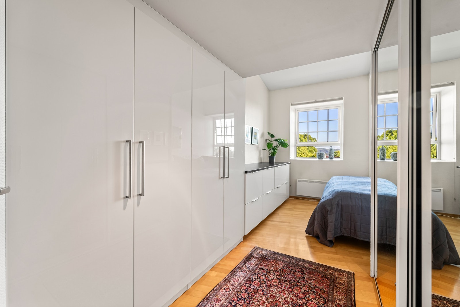 Et stille og behagelig rom for en god natts søvn. Legg merke til all lagringsplass. Galleribilde