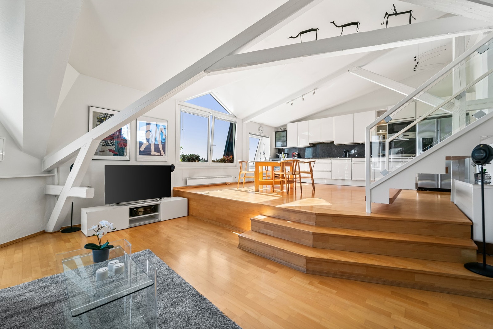 Nikolai Strickland har gleden av å presentere Industrigata 24A. Unik toppleilighet med to etasjer og solrik terrasse på 16 m² med panoramautsikt! Galleribilde