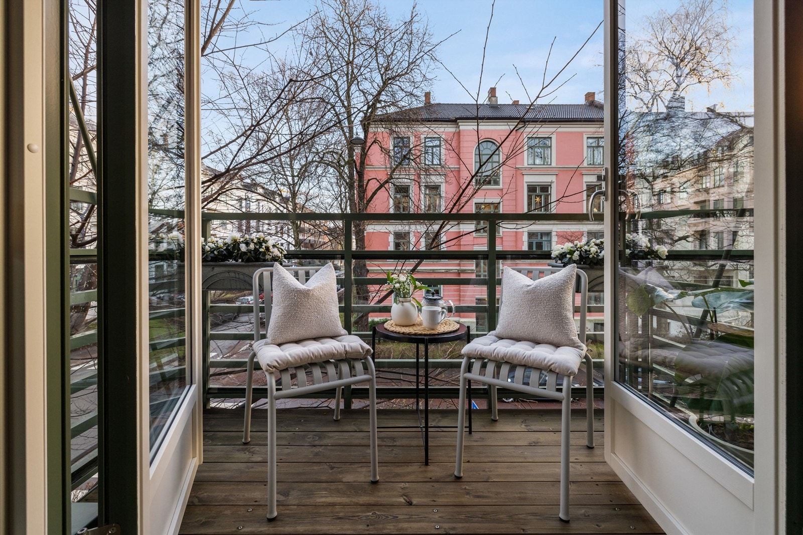 Med doble glassdører ut mot balkongen får man åpnet opp mellom stue og uteplassen på varme sommerdager. Galleribilde