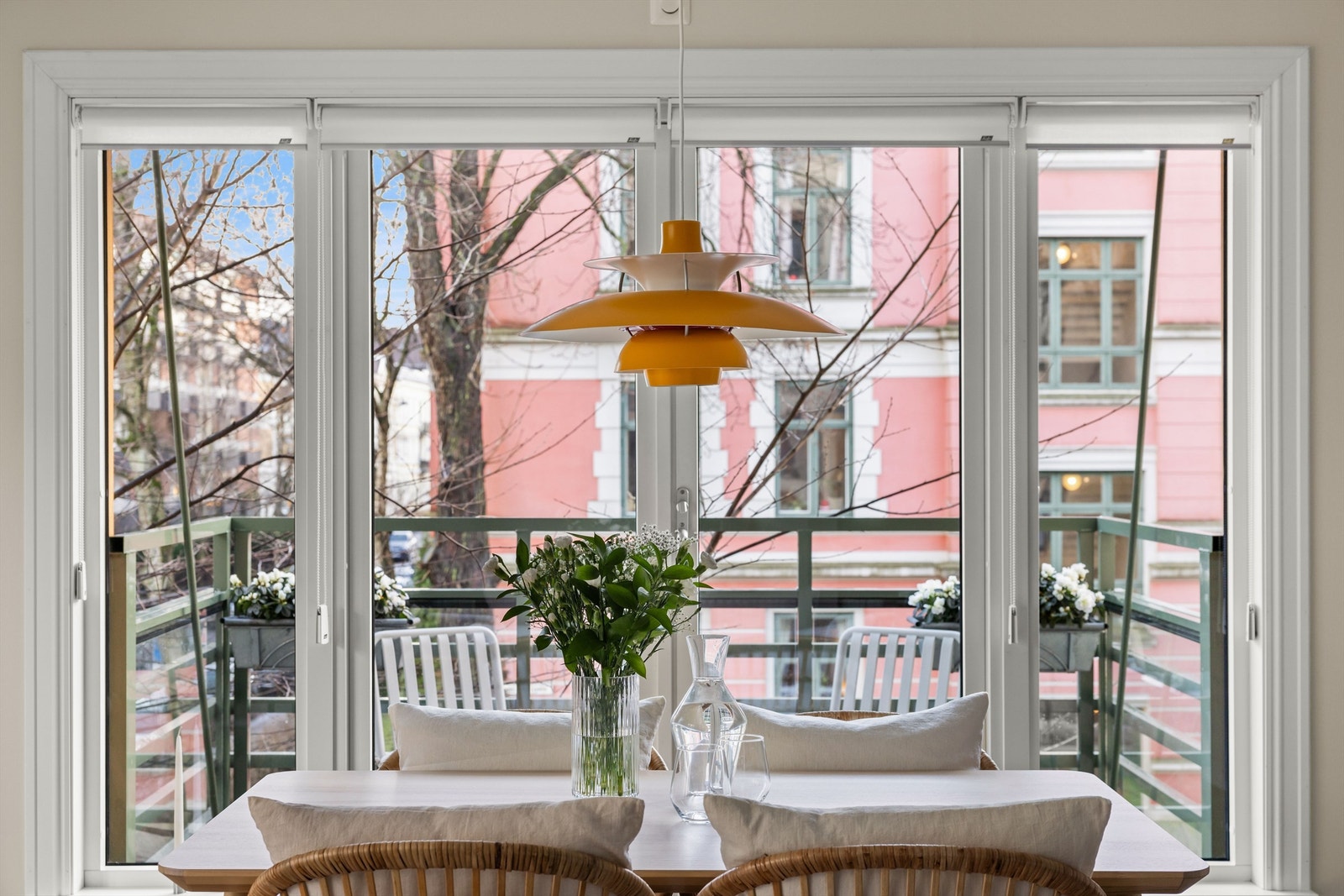 Et sosial leilighet preget av en romslig og åpen stue- og kjøkkenløsning. Galleribilde