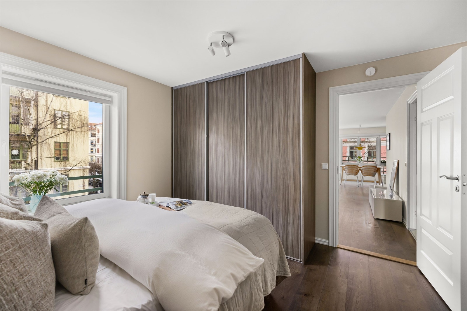 Svært god oppbevaring i plassbygget garderobeskap. Galleribilde