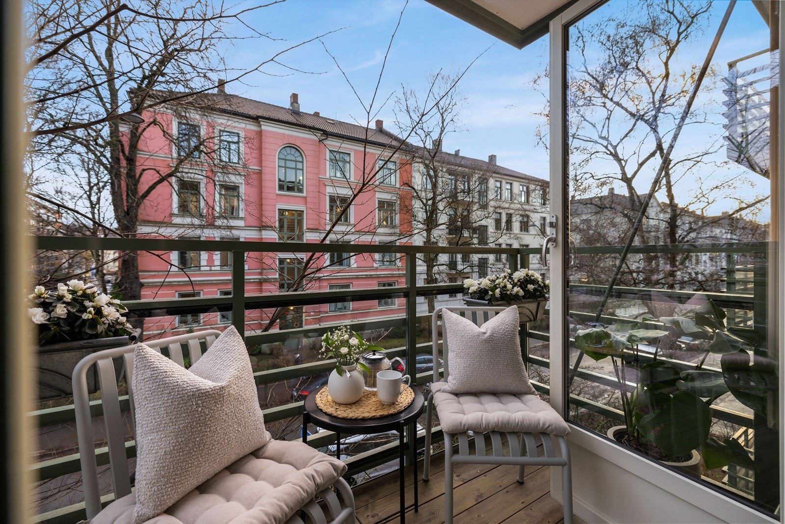 Leiligheten ligger stille og tilbaketrukket i et veletablert boligområde bestående av flotte og klassiske bygårder. Galleribilde