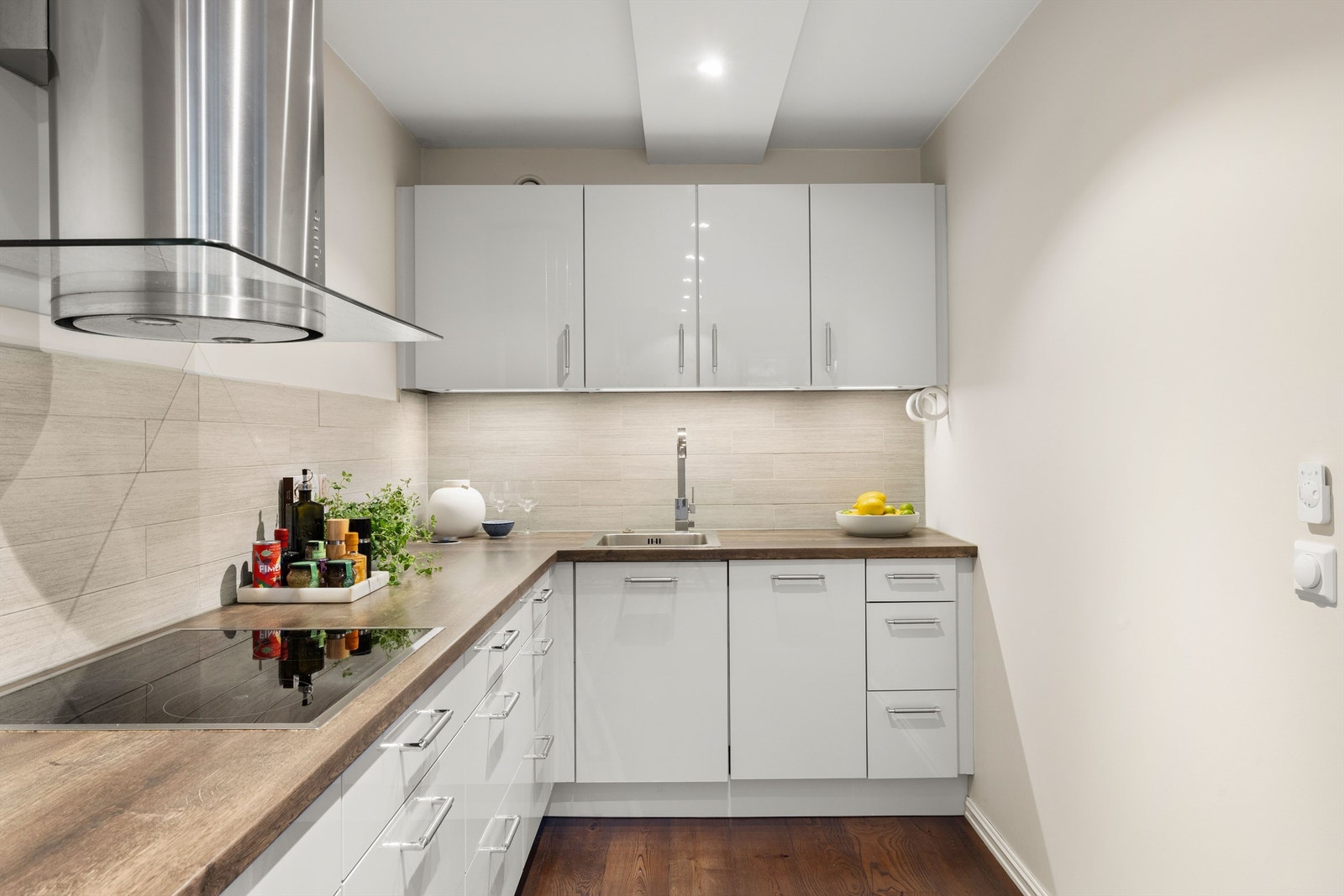 Kjøkkenet har innredning med glatte fronter fra 2015 og benkeplate i laminat med nedfelt oppvaskkum. Galleribilde