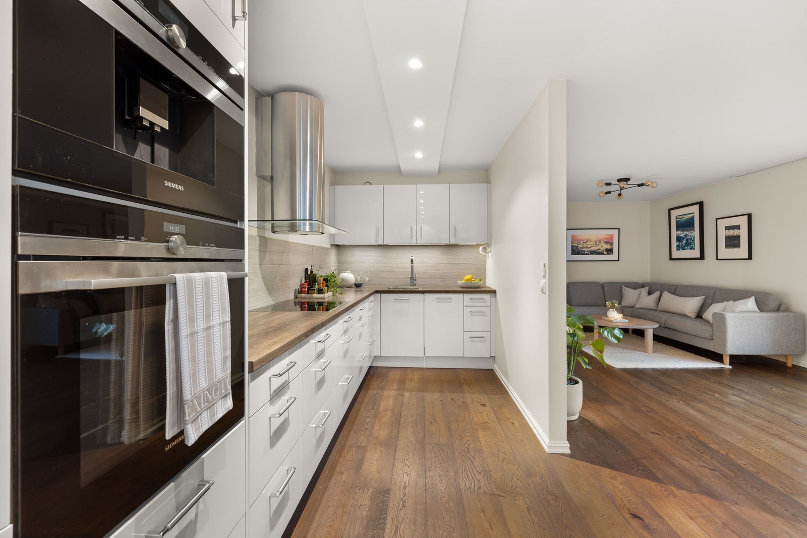 Kjøkkenet er holdt i en sosial, delvis åpen løsning mot stuen der du har god kommunikasjon med gjestene mens middagen lages. Galleribilde