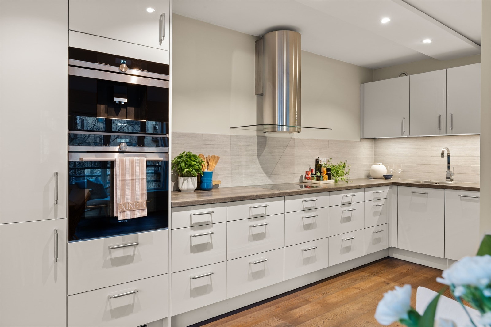 Kjøkkenet er utstyrt med stekeovn, platetopp, oppvaskmaskin, kaffemaskin og kombinert kjøl-/fryseskap sømløst integrert i innredningen. Galleribilde