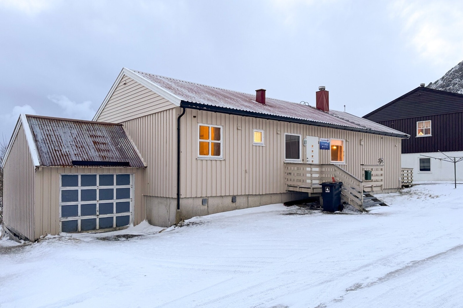 Velkommen til Nordlysveien 20 og denne koselige eneboligen fra 1979, beliggende i et attraktivt boligområde på Toften, sørvest for Andenes sentrum! Foto: Lunde Images AS Galleribilde