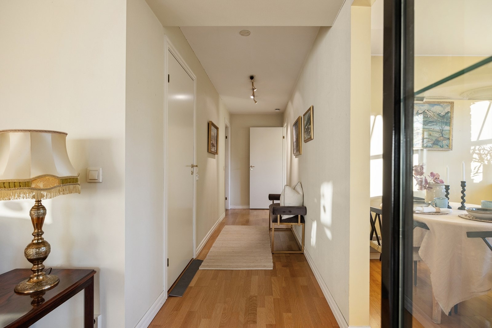 Gangen er funksjonell, og gir en naturlig forbindelse mellom boligens ulike rom. Arealet er godt utnyttet og legger til rette for praktisk oppbevaring samt en ryddig og helhetlig romfølelse. Galleribilde