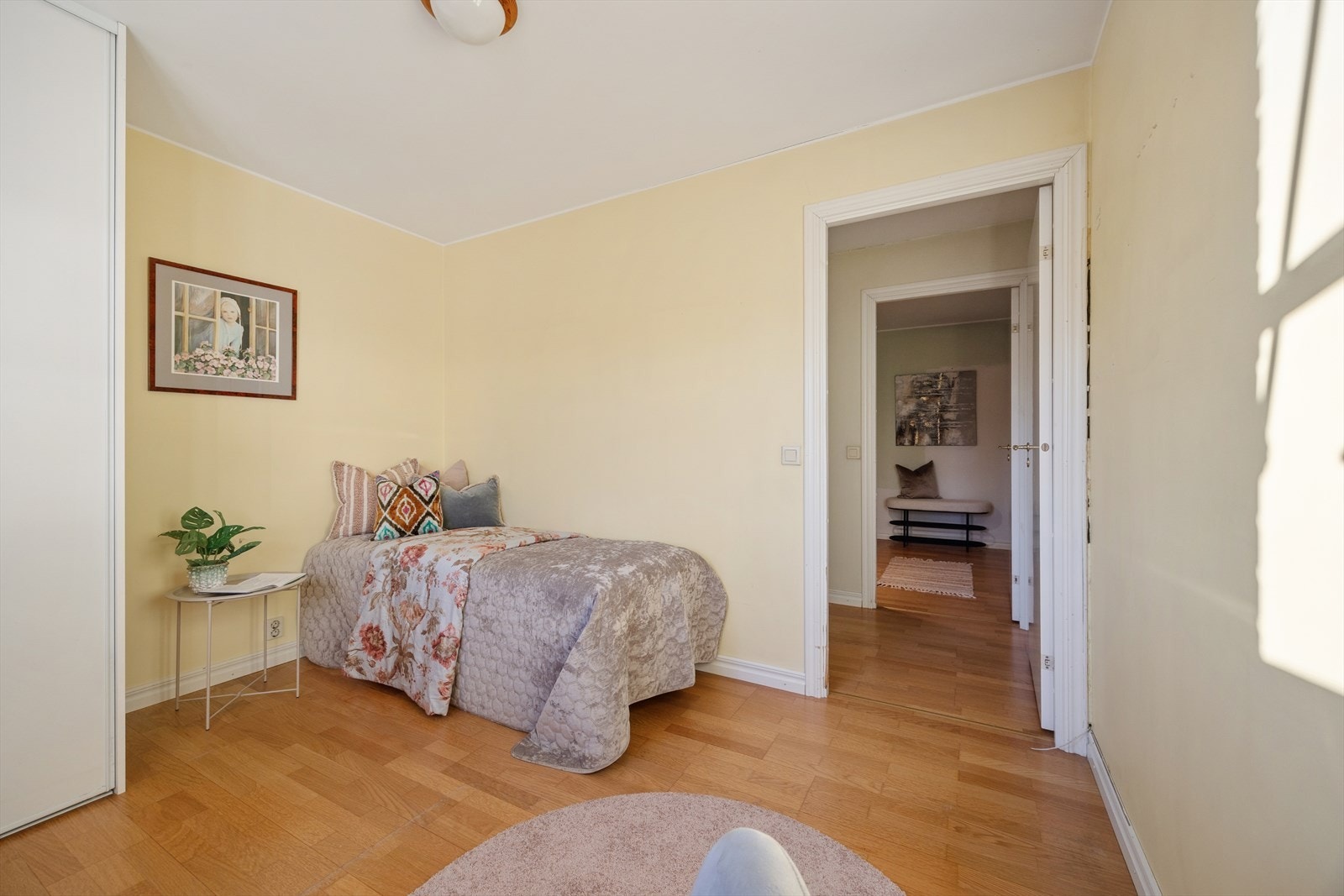 Soverom 2 er romslig og har gode møbleringsmuligheter med plass til dobbeltseng, nattbord og garderobeløsning. Rommets utforming gjør det funksjonelt og enkelt å innrede etter behov. Galleribilde