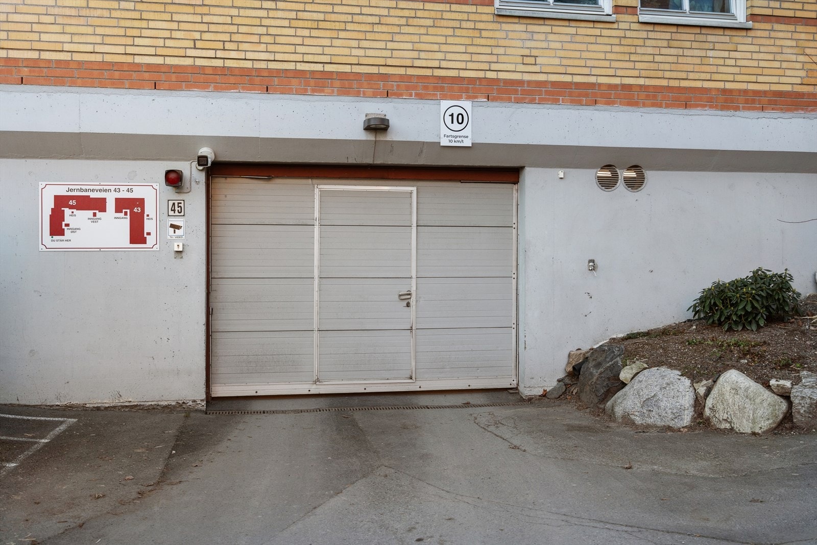 Alle seksjoner i sameiet har en eller to nummererte parkeringsplasser med tilhørende bod. Plassene skal bare benyttes til bil, MC, tilhengere eller sykler Galleribilde