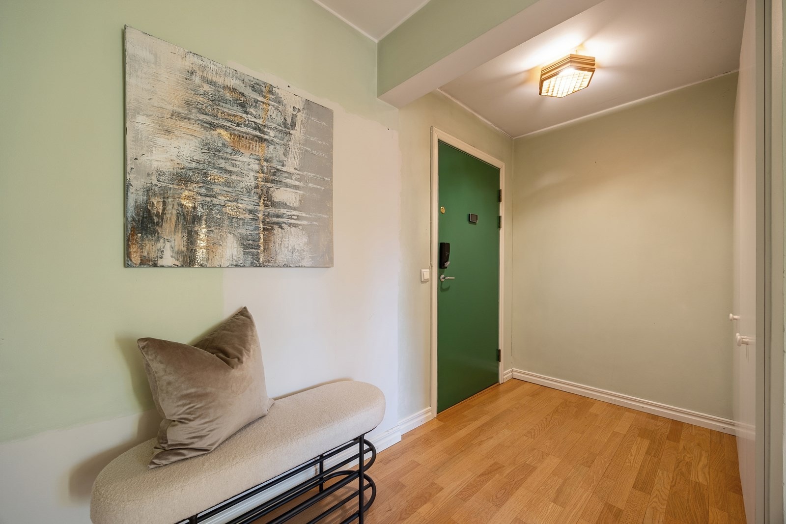 Entréen fremstår som innbydende og funksjonell, med god plass til oppbevaring og en ryddig overgang til boligens øvrige rom. Galleribilde