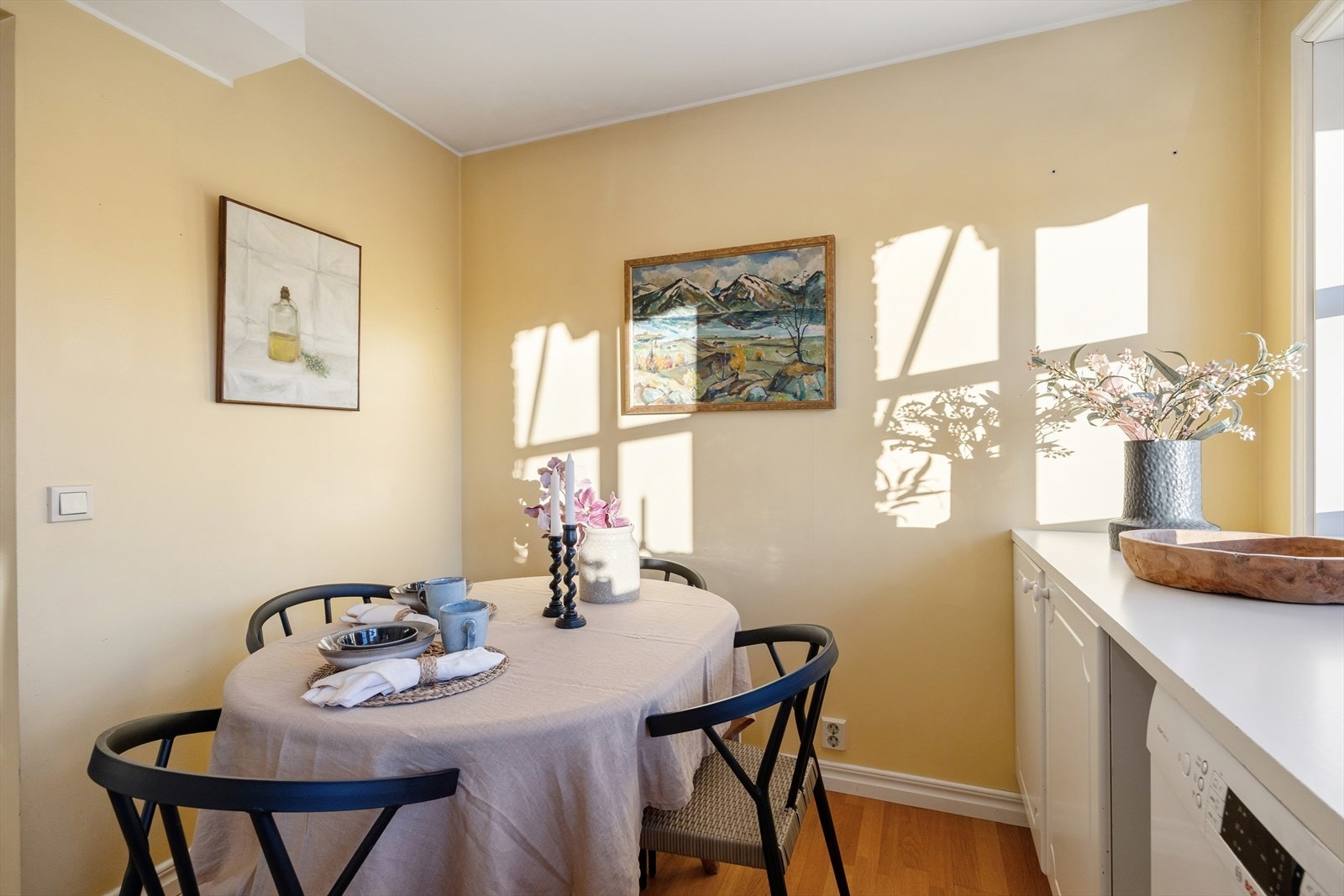 Kjøkkenet har plass til et spisebord, hvor du kan nyte frokosten i rolige og hyggelige omgivelser. Galleribilde