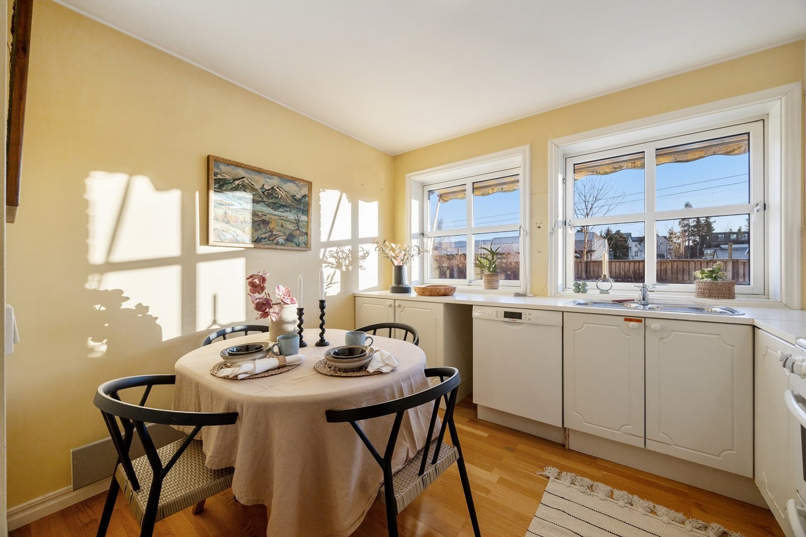 Kjøkkenet er innredet med profilerte fronter og laminat benkeplate. Det er integrert kjøl-/fryseskap, oppvaskmaskin samt komfyr Galleribilde