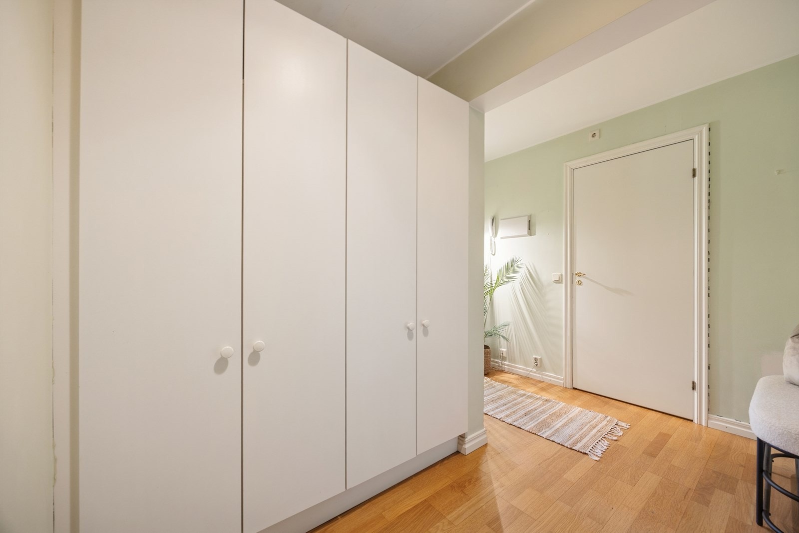 Entréen er utstyrt med garderobeskap som gir gode oppbevaringsmuligheter for yttertøy og sko Galleribilde