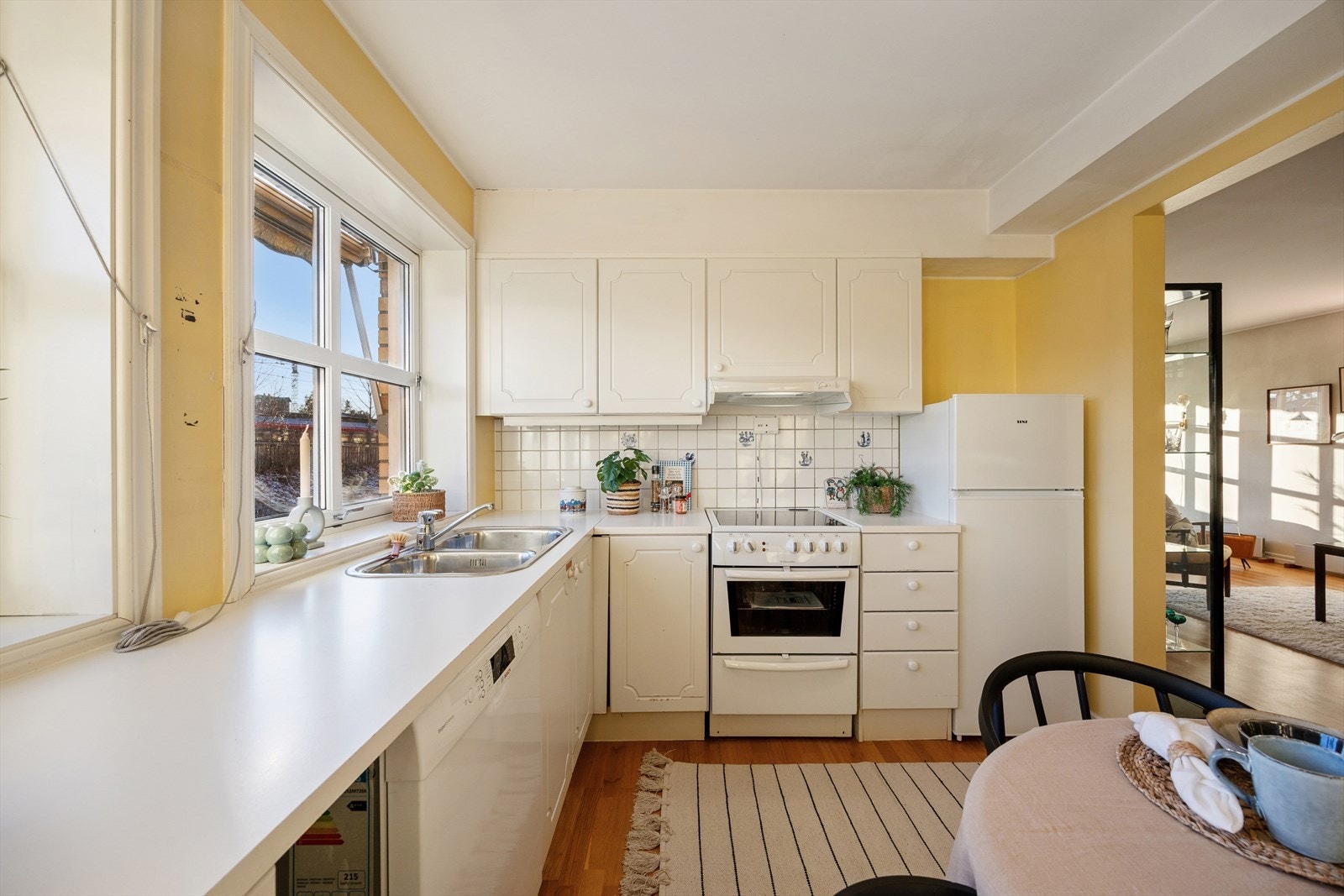 Ventilasjon er løst via mekanisk avtrekksanlegg tilknyttet boenheten og det er i tillegg installert komfyrvakt for ekstra sikkerhet. Galleribilde