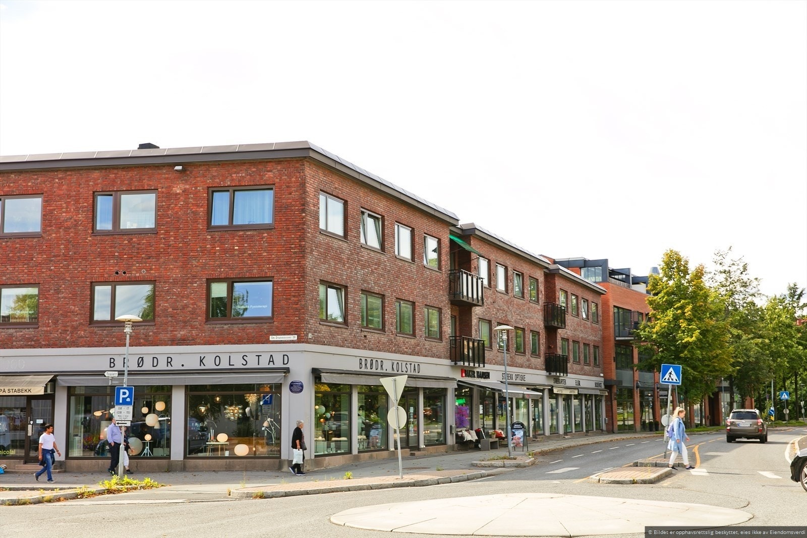 Stabekk sentrum med bakeri og andre hyggelige butikker. Galleribilde