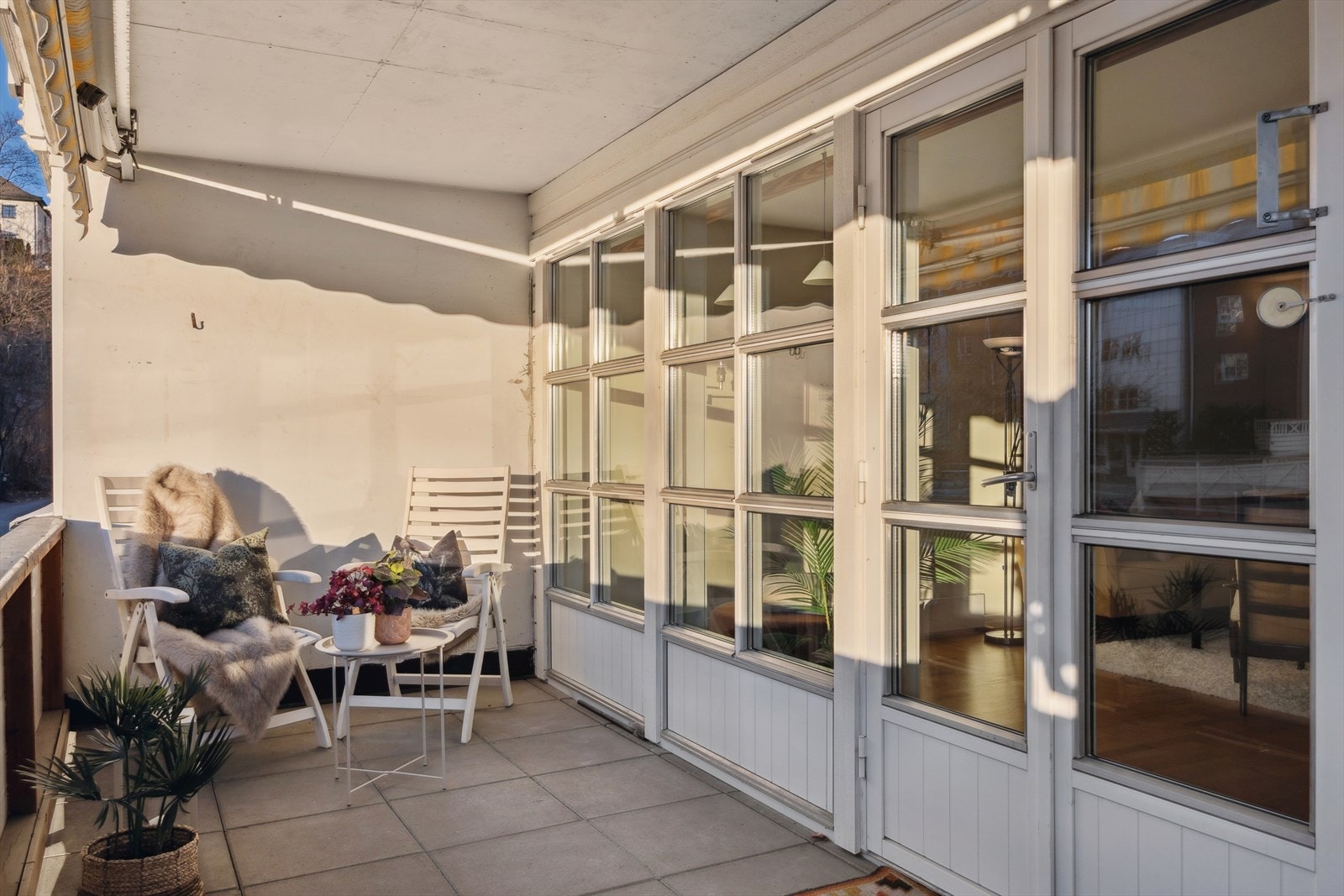 Balkongen blir en naturlig og herlig forlengelse av leiligheten på varmere dager - perfekt for å flytte måltider og avslapning ut i solen. Galleribilde