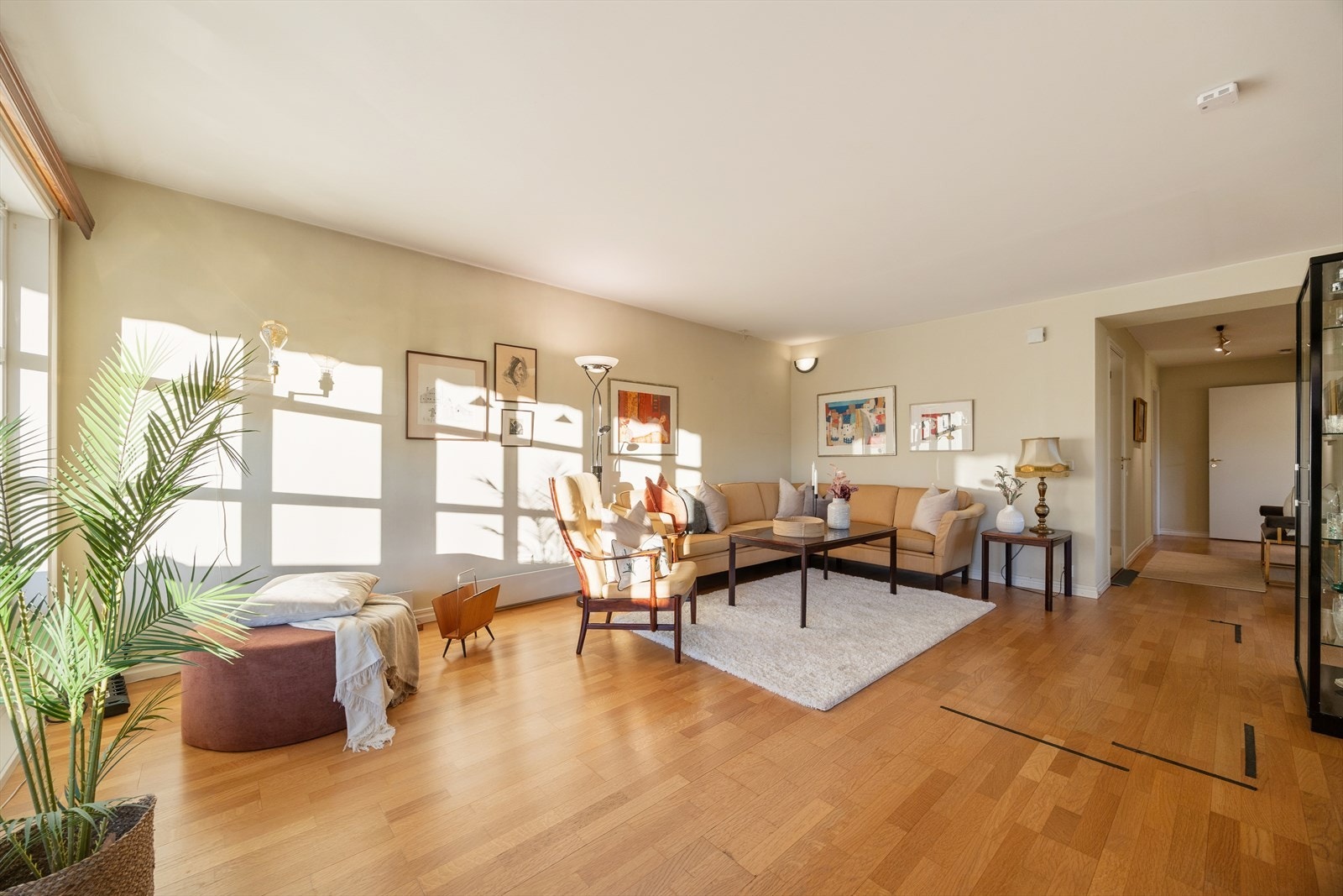 Lys og stor 3-roms selveierleilighet med sentral beliggenhet på nedre Stabekk. Galleribilde