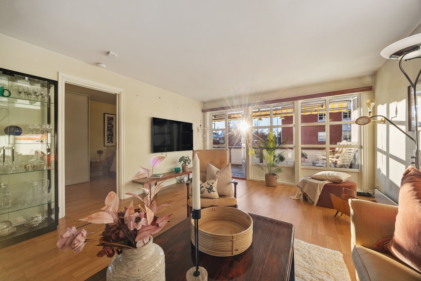 Stuen har en god og luftig størrelse, med store vindusflater som slipper inn rikelig med dagslys og skaper en lys og trivelig atmosfære. Fra stuen er det utgang til balkong. Galleribilde