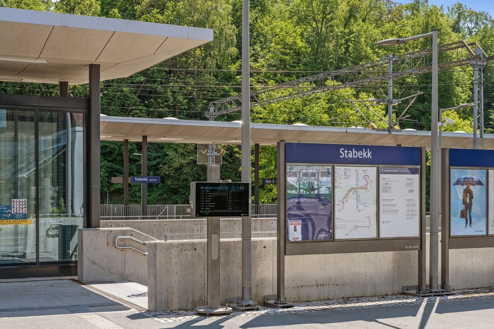 Det er kort vei til Stabekk sentrum, hvor man finner togstasjon, busstopp og mange populære forretninger. Galleribilde