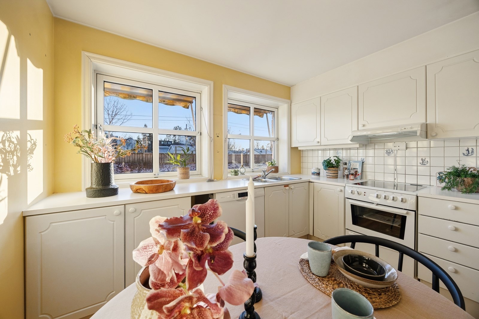 Kjøkkenet har hvite, profilerte fronter som gir et tidløst og lyst uttrykk. Galleribilde