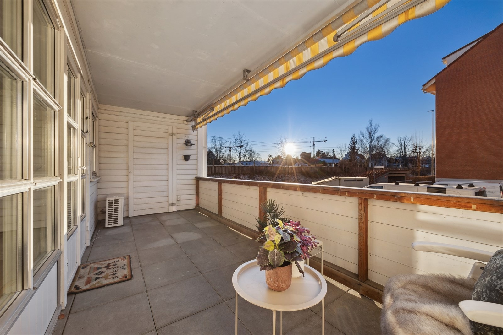 Romslig, sydvestvendt balkong på ca. 12 kvm med gode solforhold - her er det god plass til utemøbler og grill, perfekt for hyggelige sommerdager og lange kvelder ute. Galleribilde