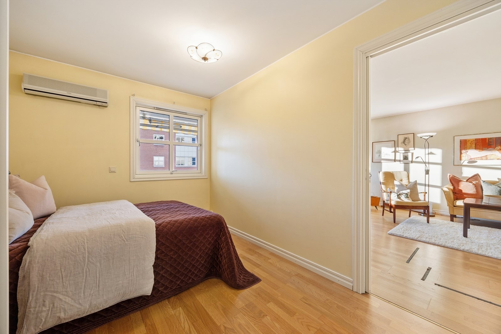 Hovedsoverommet har god plass til stor seng med tilhørende nattbord, og gir en behagelig og praktisk sone for hvile og oppbevaring. Galleribilde