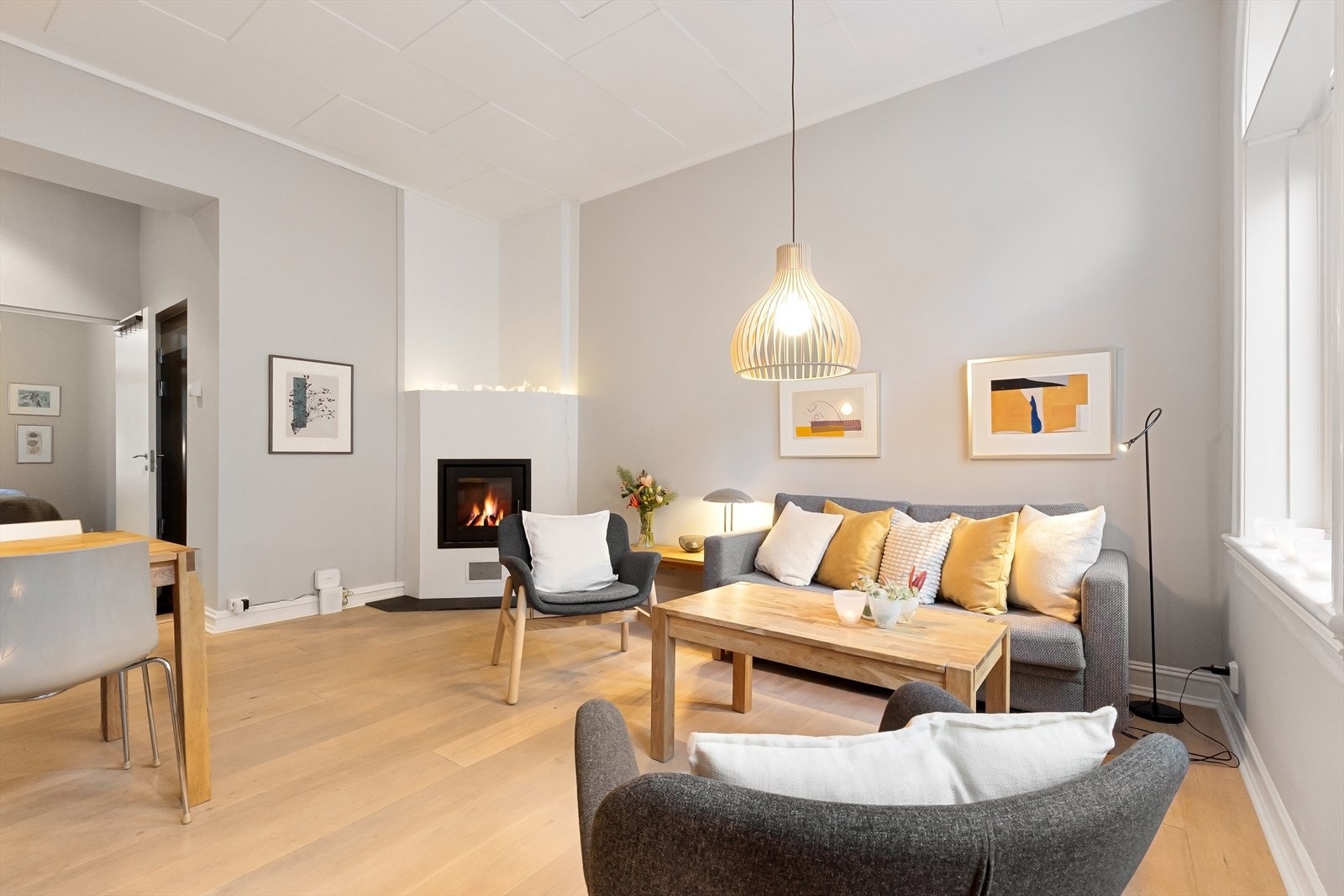 Stor, lys stue med 3,05m takhøyde. Enstavs parkett på gulv og nymalte overflater i 2025. Galleribilde