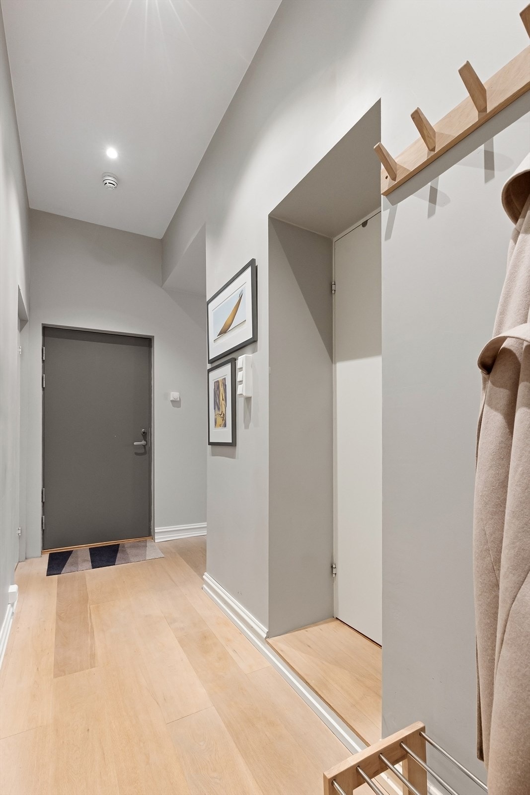 Entré har skjult elektrisk anlegg, slette vegger og to nye innerdører i 2016. Galleribilde