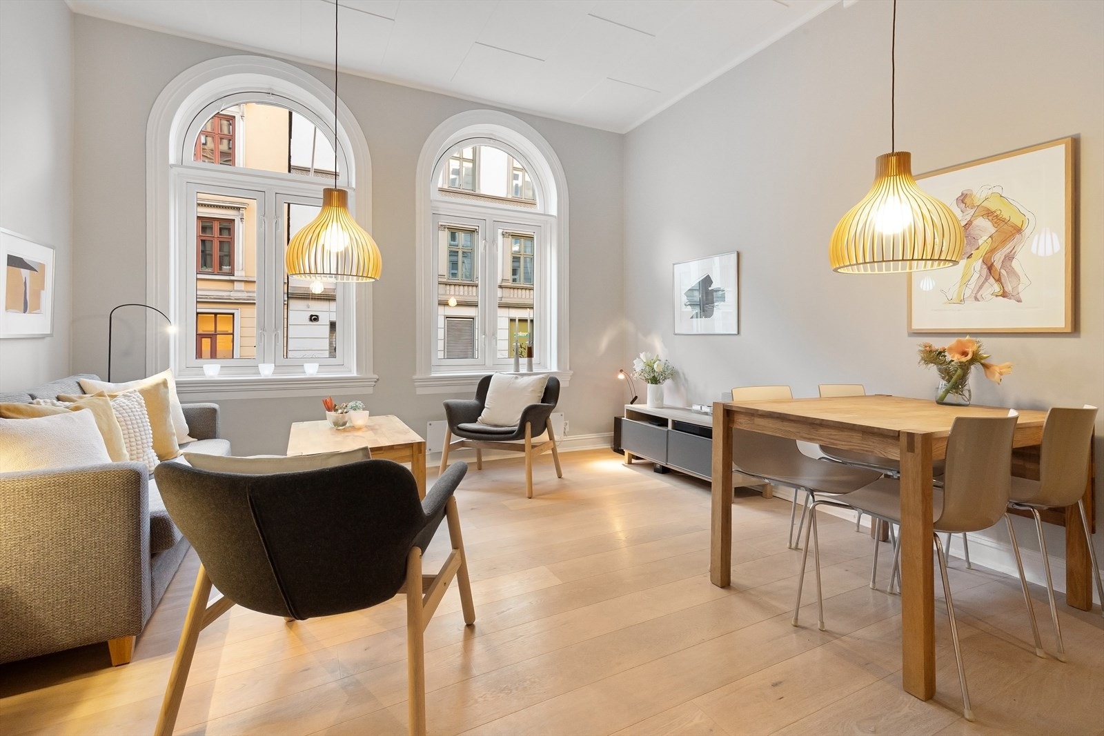 Klassiske, innbydende og velholdt selveier med peis og med egen inngang. Legg merke til de flotte, buede vinduene med rikelig lysinnslipp. Galleribilde